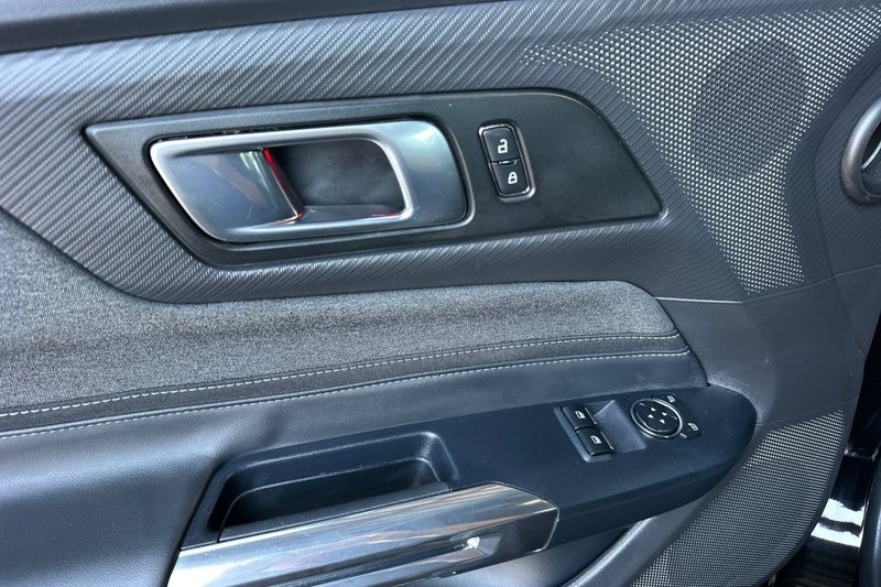 Ford Mustang Vehicle Full-screen Gallery Image 11