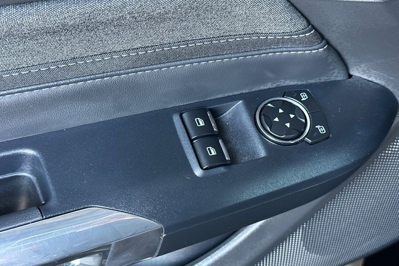 Ford Mustang Vehicle Full-screen Gallery Image 12