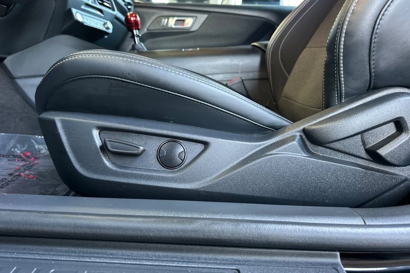 Ford Mustang Vehicle Full-screen Gallery Image 13