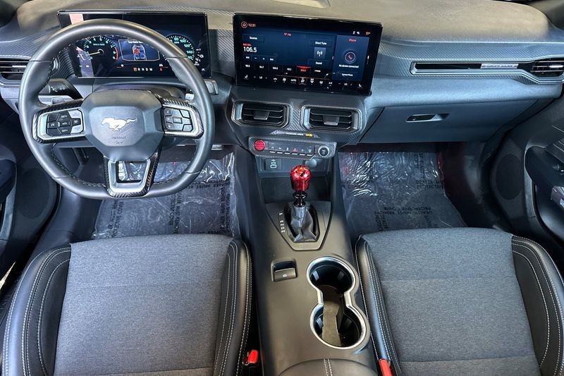 Ford Mustang Vehicle Full-screen Gallery Image 15