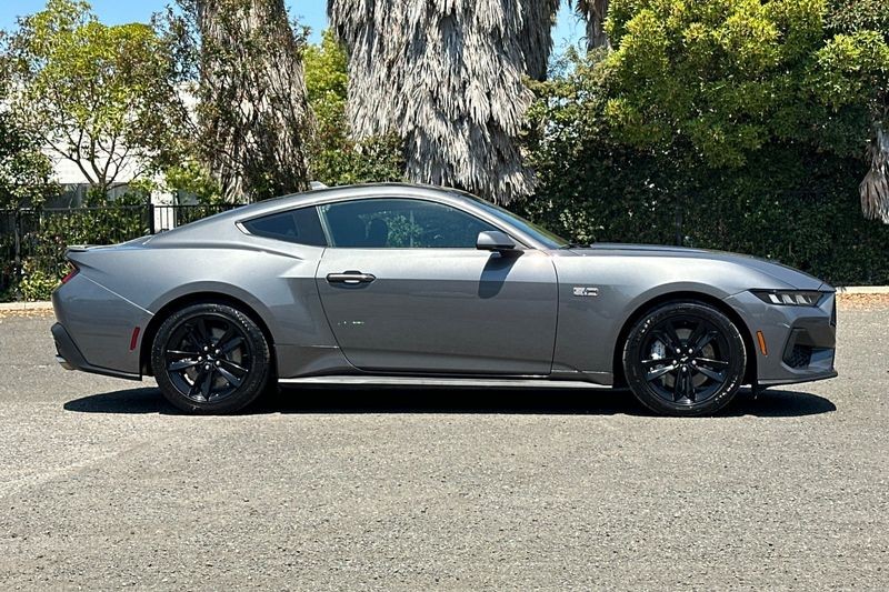 Ford Mustang Vehicle Full-screen Gallery Image 02