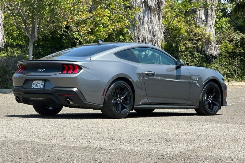 Ford Mustang Vehicle Full-screen Gallery Image 03