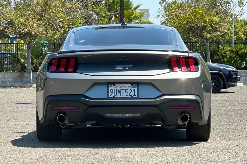 Ford Mustang Vehicle Full-screen Gallery Image 04