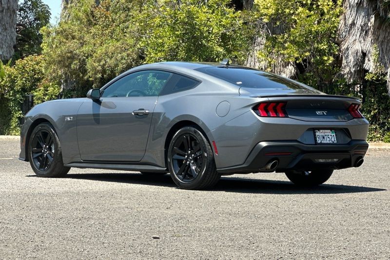 Ford Mustang Vehicle Full-screen Gallery Image 05
