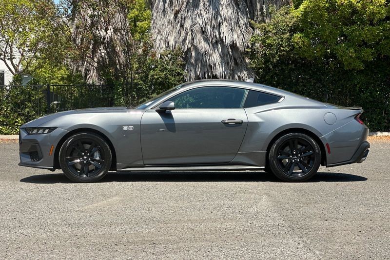 Ford Mustang Vehicle Full-screen Gallery Image 07