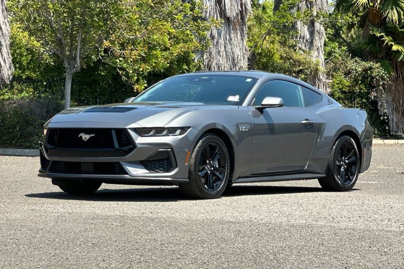 Ford Mustang Vehicle Full-screen Gallery Image 08