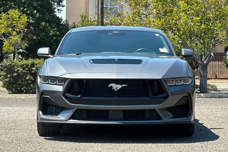 Ford Mustang Vehicle Full-screen Gallery Image 09