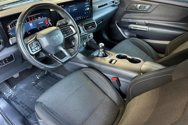 Ford Mustang Vehicle Full-screen Gallery Image 10