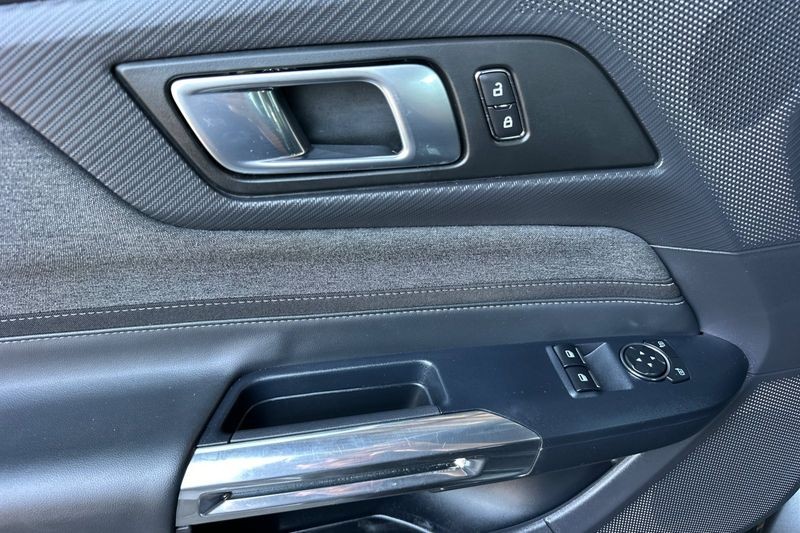 Ford Mustang Vehicle Full-screen Gallery Image 11