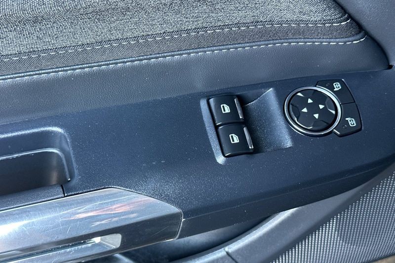 Ford Mustang Vehicle Full-screen Gallery Image 12