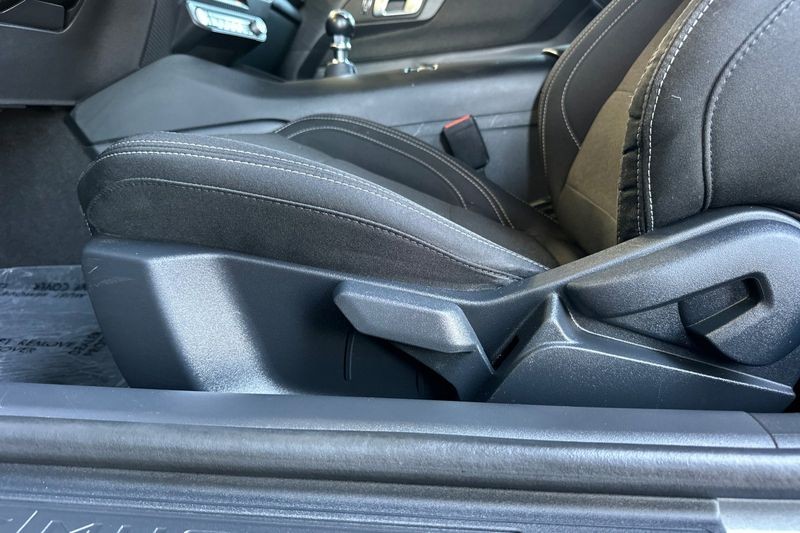 Ford Mustang Vehicle Full-screen Gallery Image 13