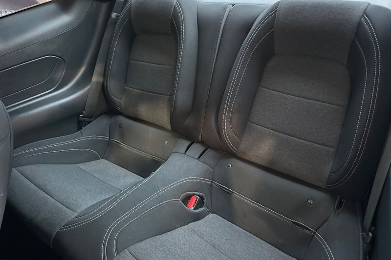 Ford Mustang Vehicle Full-screen Gallery Image 14