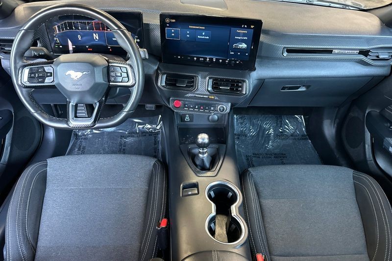 Ford Mustang Vehicle Full-screen Gallery Image 15