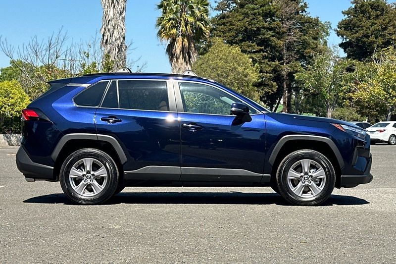 Toyota RAV4 Vehicle Full-screen Gallery Image 02