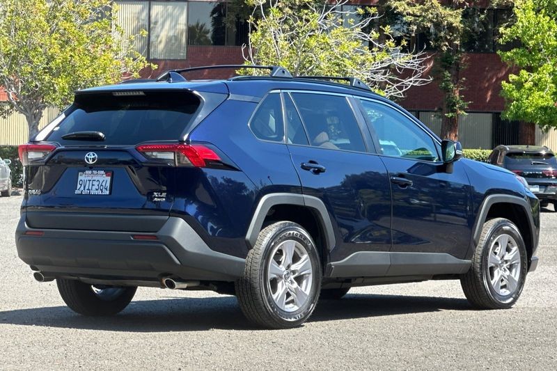 Toyota RAV4 Vehicle Full-screen Gallery Image 03