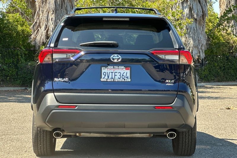 Toyota RAV4 Vehicle Full-screen Gallery Image 04