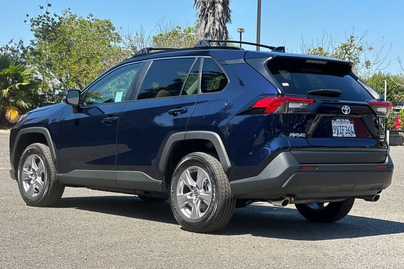 Toyota RAV4 Vehicle Full-screen Gallery Image 05