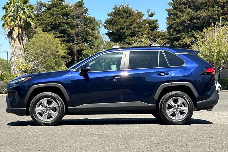 Toyota RAV4 Vehicle Full-screen Gallery Image 07
