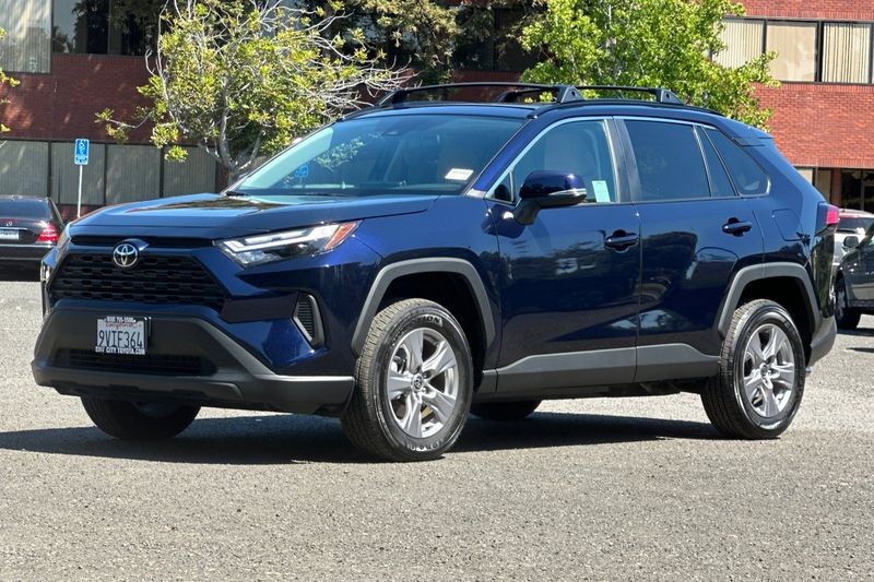 Toyota RAV4 Vehicle Full-screen Gallery Image 08
