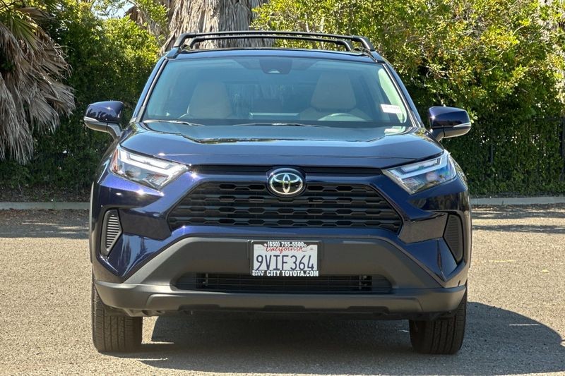 Toyota RAV4 Vehicle Full-screen Gallery Image 09