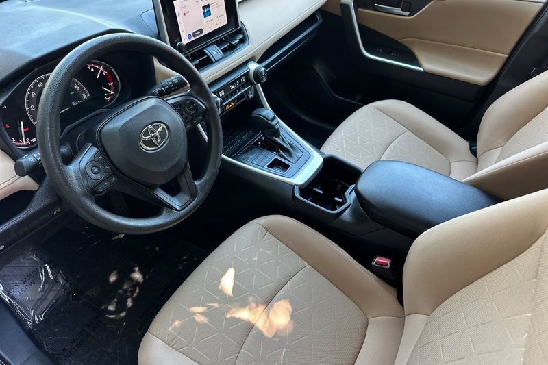 Toyota RAV4 Vehicle Full-screen Gallery Image 10