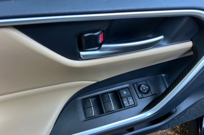 Toyota RAV4 Vehicle Full-screen Gallery Image 11