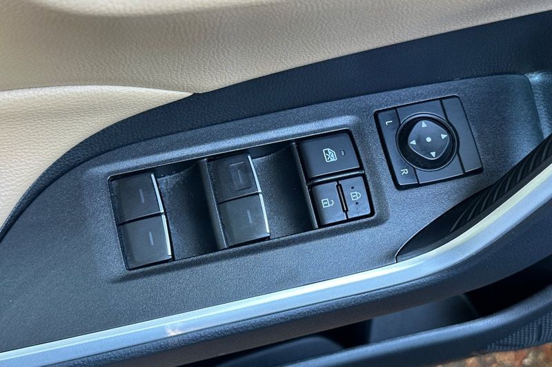 Toyota RAV4 Vehicle Full-screen Gallery Image 12