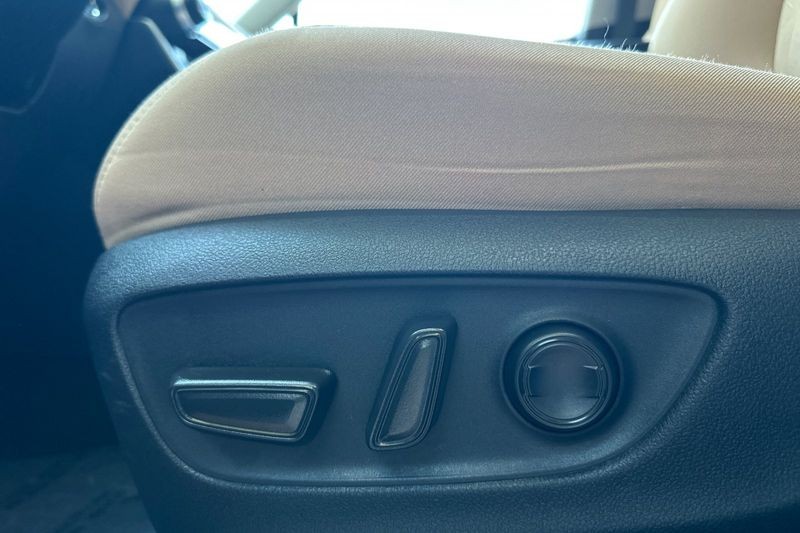 Toyota RAV4 Vehicle Full-screen Gallery Image 13