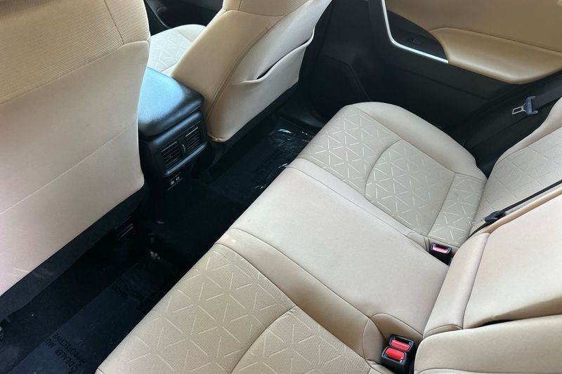 Toyota RAV4 Vehicle Full-screen Gallery Image 14