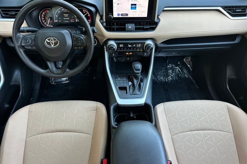 Toyota RAV4 Vehicle Full-screen Gallery Image 15