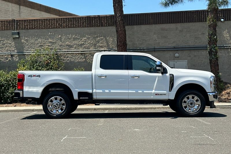 Ford F-250SD Vehicle Full-screen Gallery Image 02
