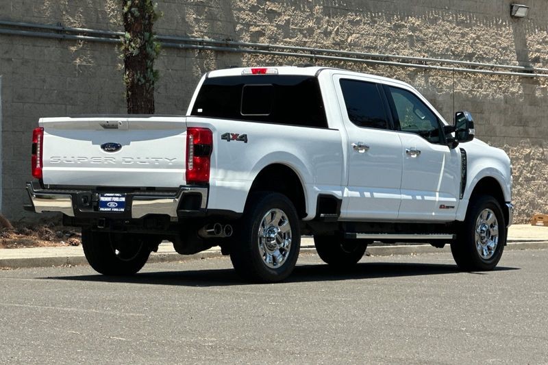 Ford F-250SD Vehicle Full-screen Gallery Image 03