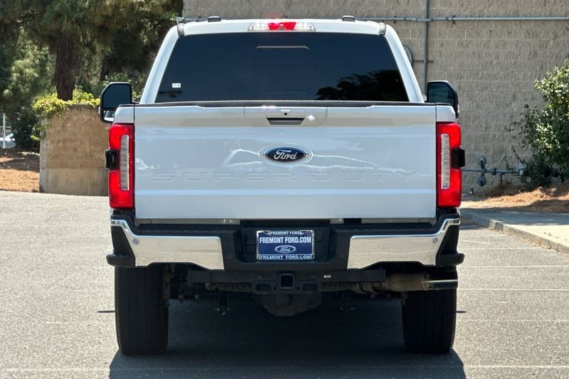 Ford F-250SD Vehicle Full-screen Gallery Image 04