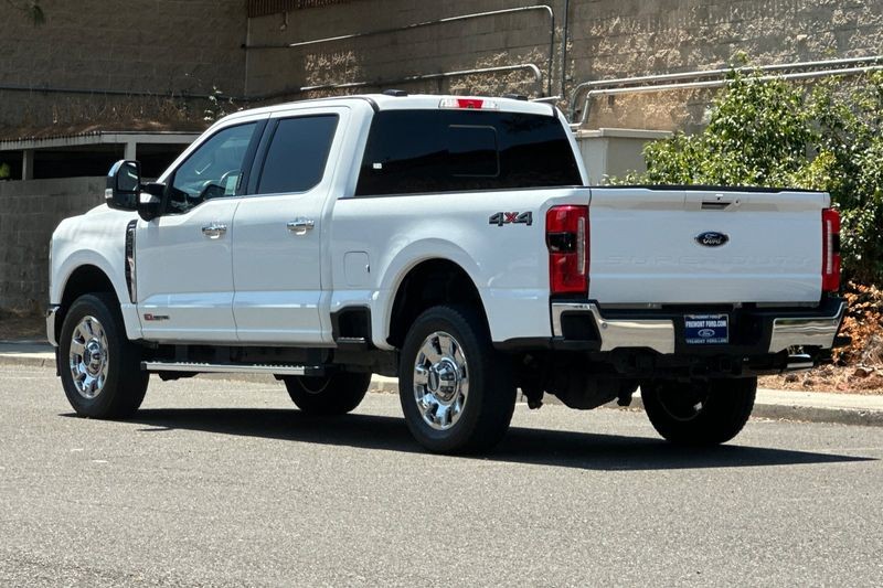Ford F-250SD Vehicle Full-screen Gallery Image 05