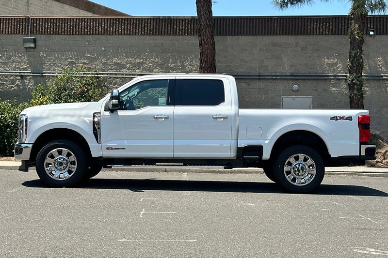 Ford F-250SD Vehicle Full-screen Gallery Image 07