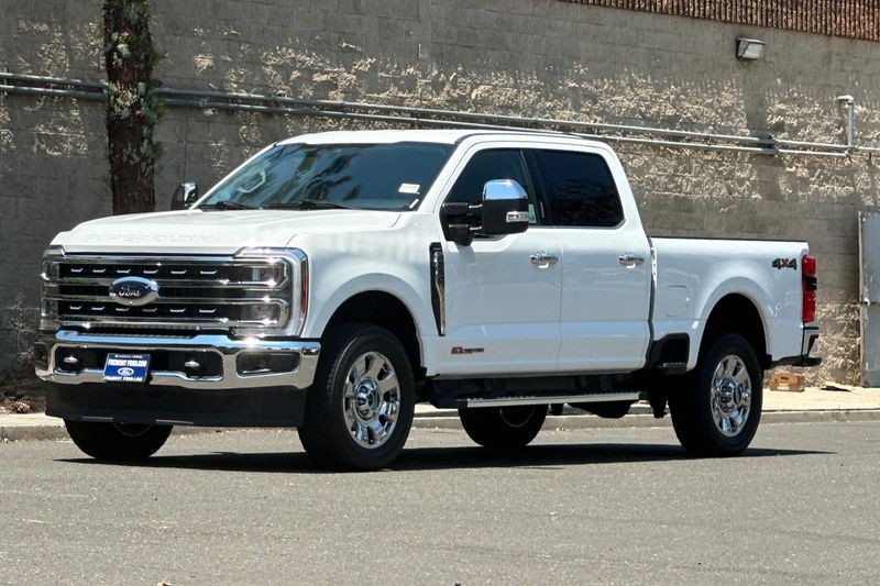 Ford F-250SD Vehicle Full-screen Gallery Image 08