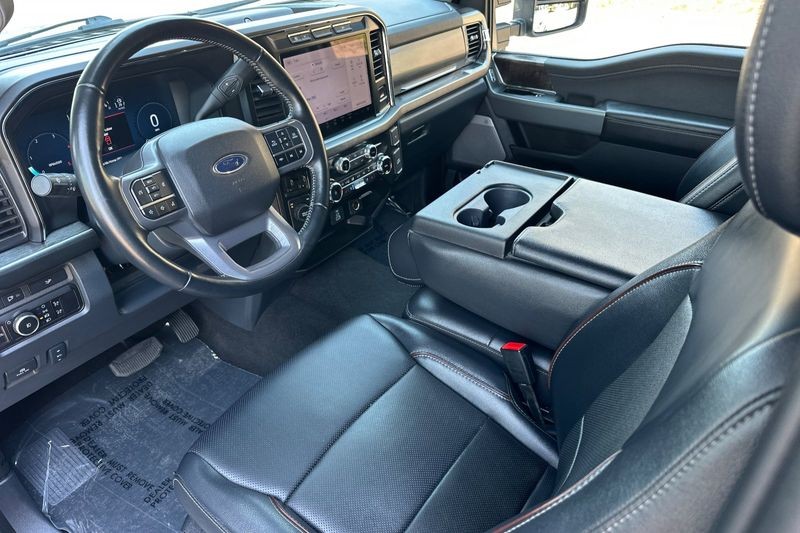Ford F-250SD Vehicle Full-screen Gallery Image 10