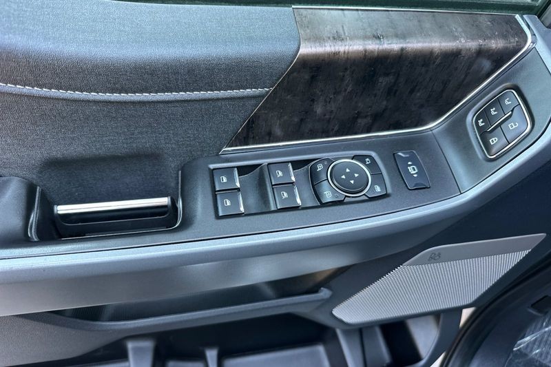Ford F-250SD Vehicle Full-screen Gallery Image 11