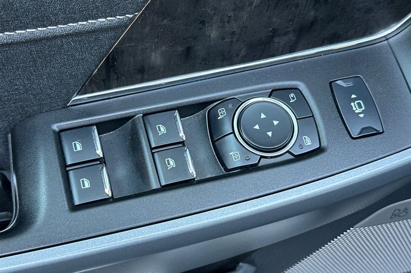 Ford F-250SD Vehicle Full-screen Gallery Image 12