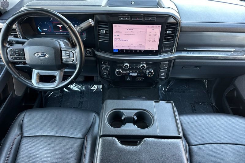 Ford F-250SD Vehicle Full-screen Gallery Image 15
