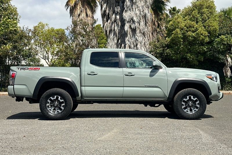 Toyota Tacoma Vehicle Full-screen Gallery Image 02