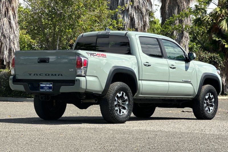 Toyota Tacoma Vehicle Full-screen Gallery Image 03