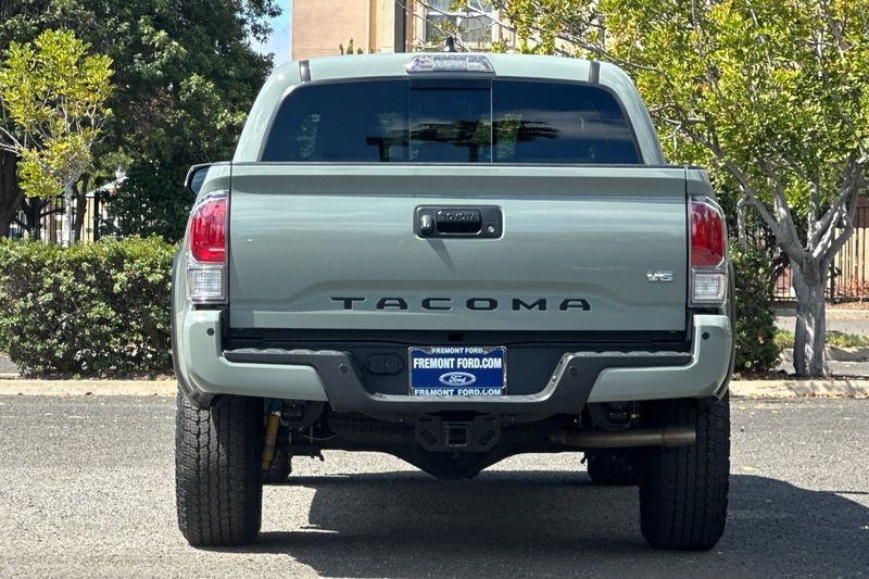 Toyota Tacoma Vehicle Full-screen Gallery Image 04