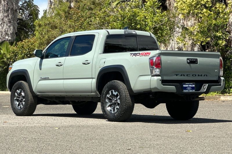 Toyota Tacoma Vehicle Full-screen Gallery Image 05