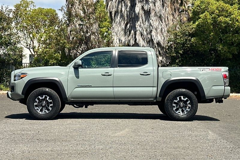 Toyota Tacoma Vehicle Full-screen Gallery Image 07
