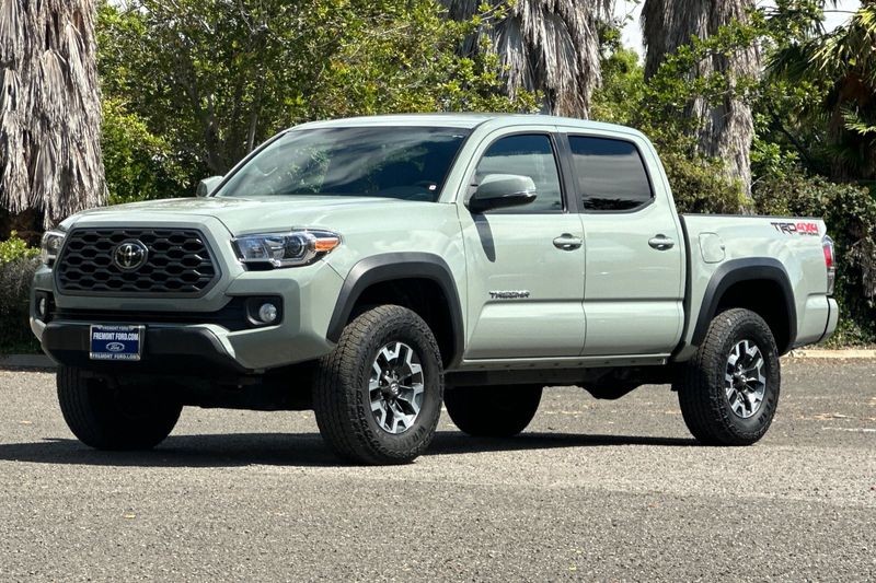 Toyota Tacoma Vehicle Full-screen Gallery Image 08