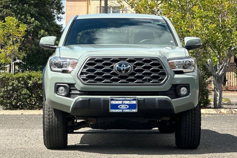 Toyota Tacoma Vehicle Full-screen Gallery Image 09