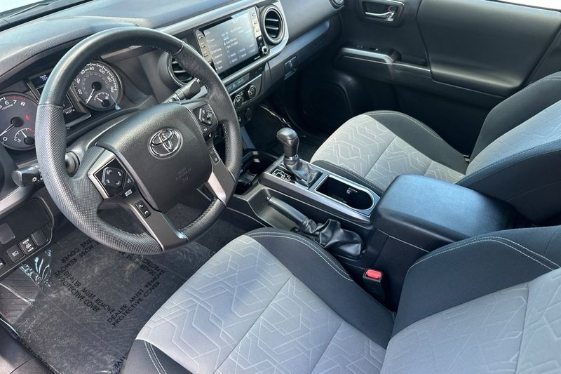 Toyota Tacoma Vehicle Full-screen Gallery Image 10