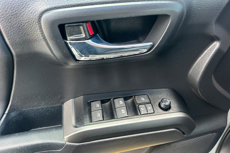 Toyota Tacoma Vehicle Full-screen Gallery Image 11