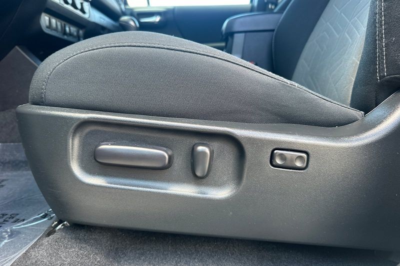 Toyota Tacoma Vehicle Full-screen Gallery Image 13